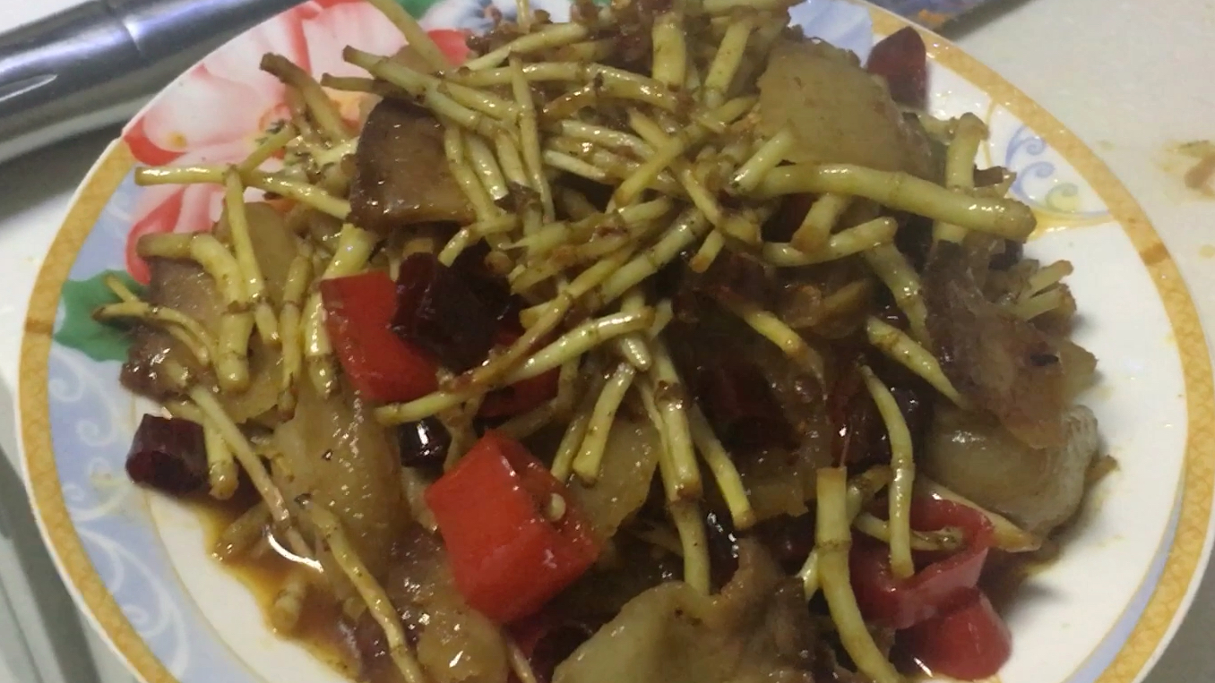 贵州人最爰吃的“鱼腥草”加上密制腊肉,不够吃