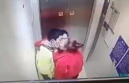 两女子电梯同时亲吻外卖小哥,监控拍下全程,网友:脸都不要了