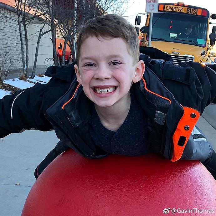 每次看到他的假笑,都让人忍不住笑出声来,也许他