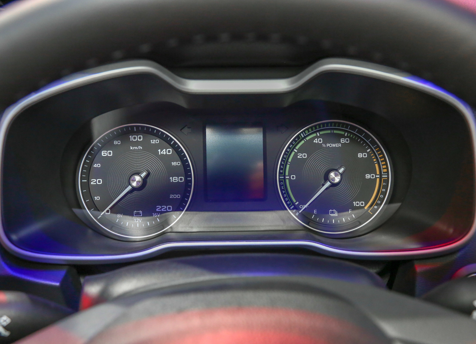 这是这款车的仪表盘,设计的很时尚,很不错.