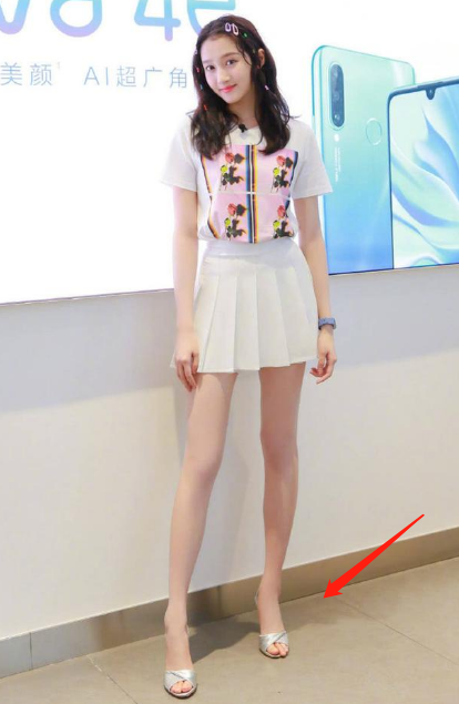 关晓彤也有"美人脚",本来想秀腿,却被穿凉鞋的脚抢镜!