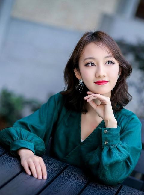 旅拍:小姐姐,相貌甜美,一双大眼漆黑光亮,嘴角自带着笑意