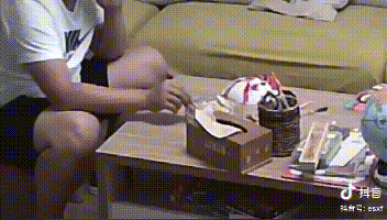 亲爹“纵火跑了”，5岁女儿淡定出手灭火，还被亲妈曝光了！