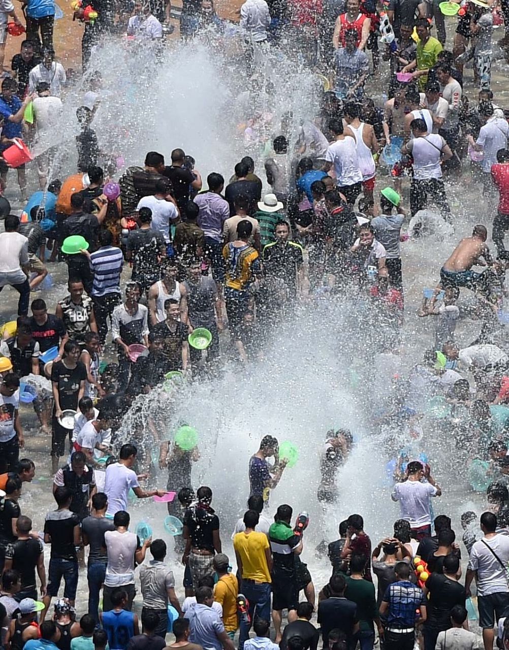 我想说没有美女会有那么多的男同胞去参加泼水节么?