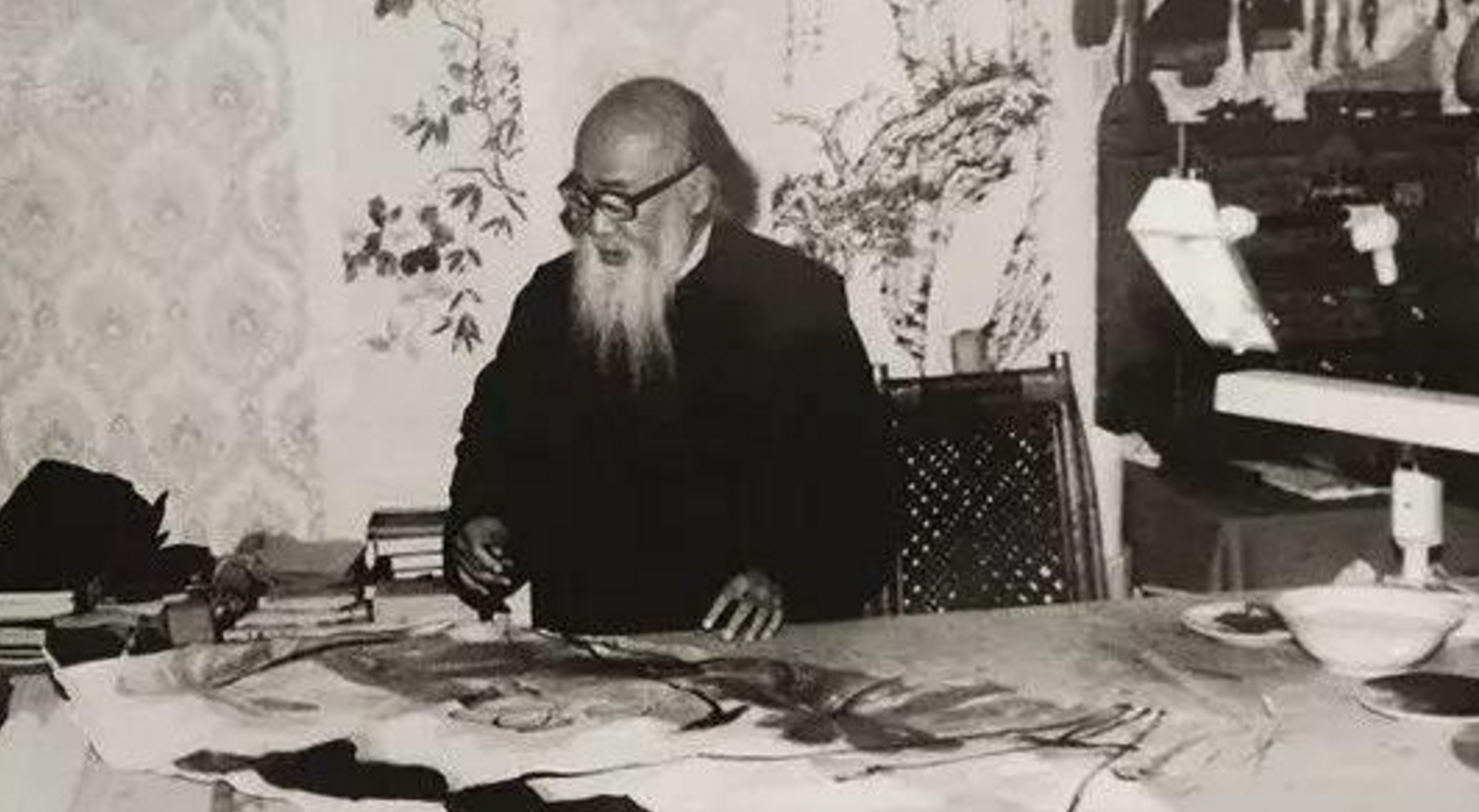 国画大师张大千之子,不满一岁就被遗弃,长大遭迫害卧轨自杀