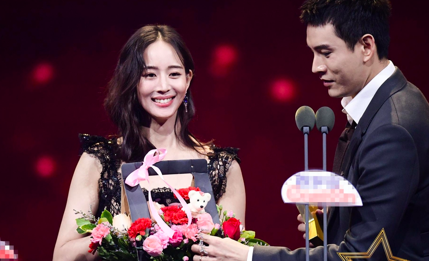 张钧甯送经超洗手液 霸气喊话:后面还有十箱