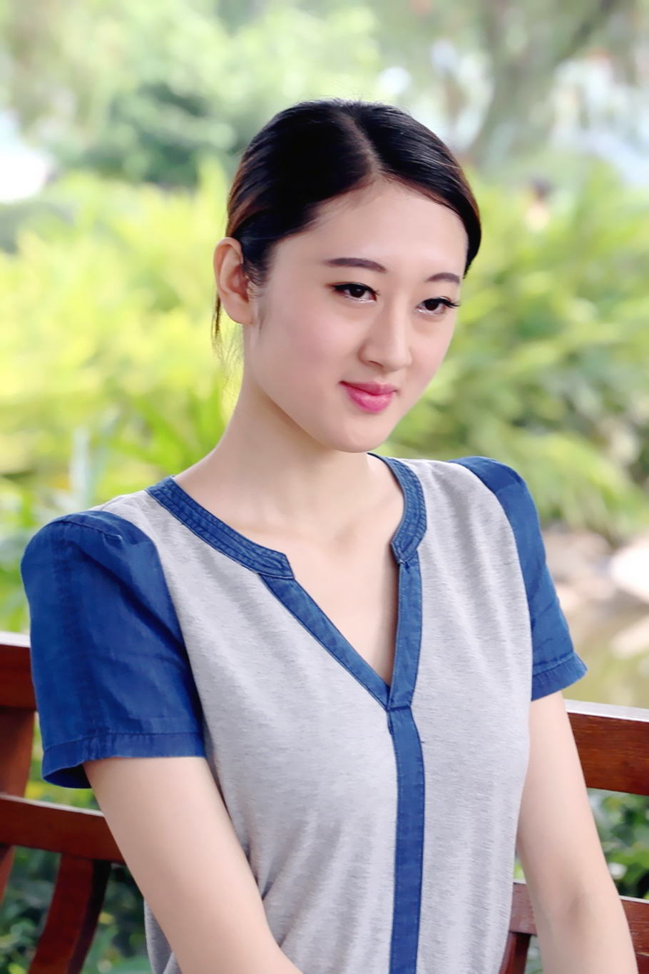 一个依偎在公园凉亭下的素雅美女