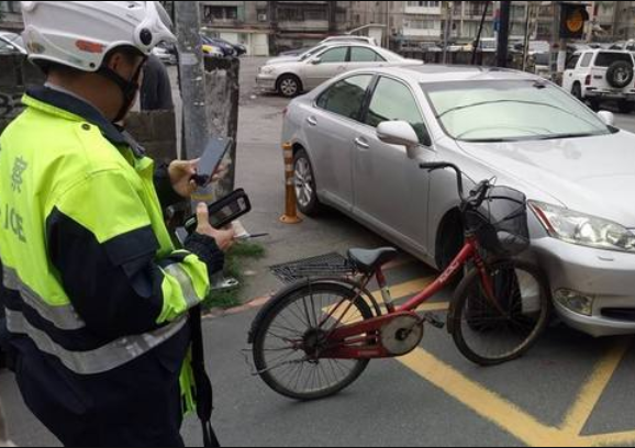 寶馬違章撞倒自行車,車主賠償幾千被拒!自行車車主:你快賣車吧