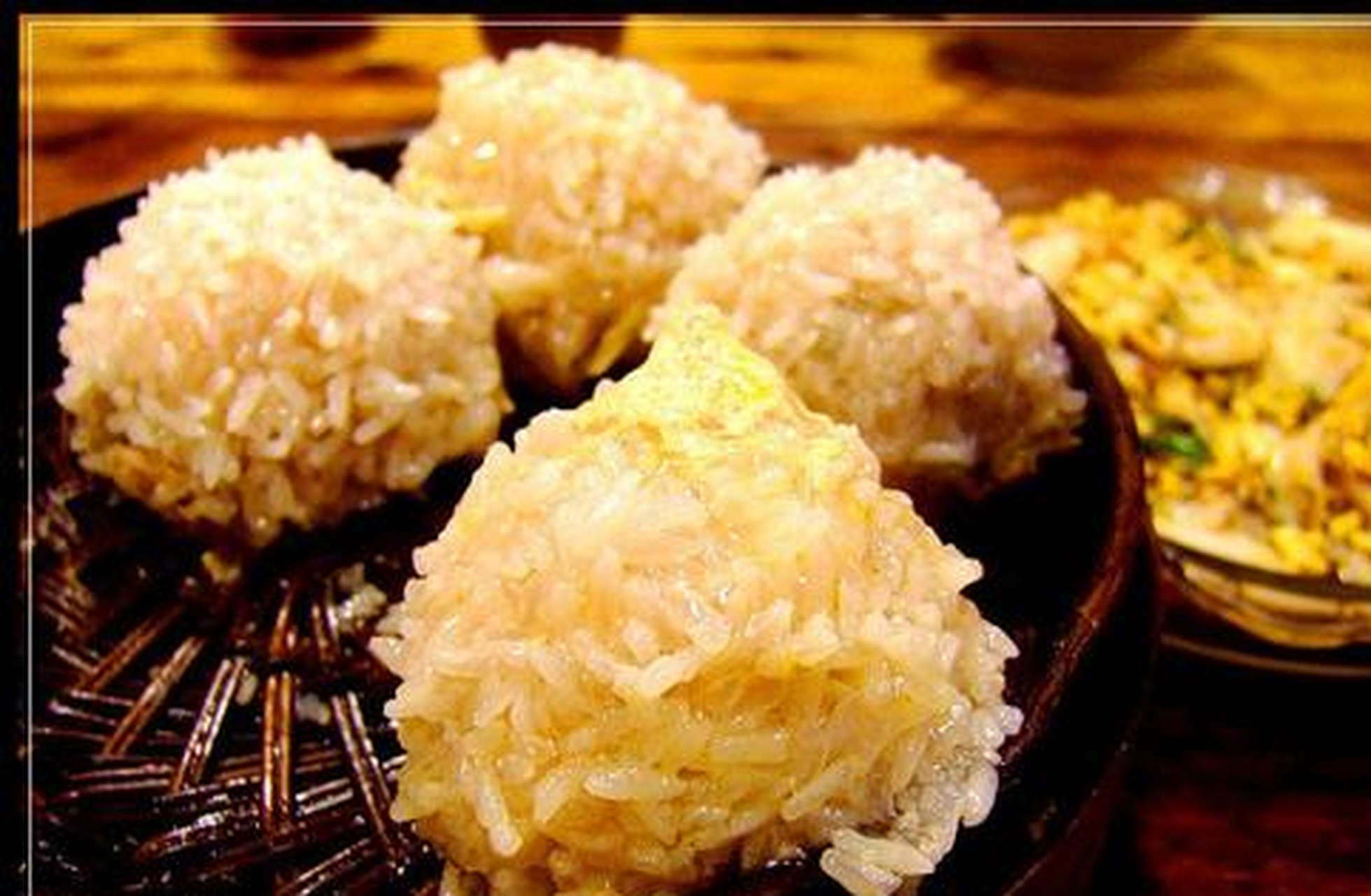 冻米肉丸,是江西临川县传统的汉族名菜,既是小吃又是佐餐下酒的佳肴.