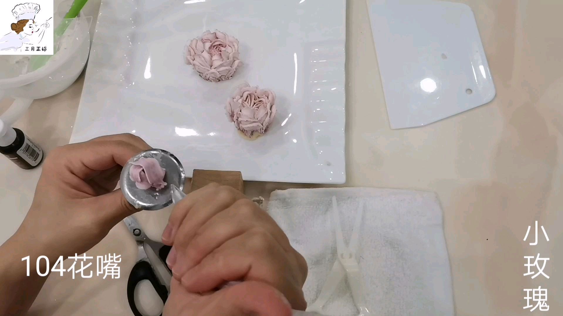不要用奶油裱花啦,试试用豆沙裱几朵蛋糕装饰百搭小花吧