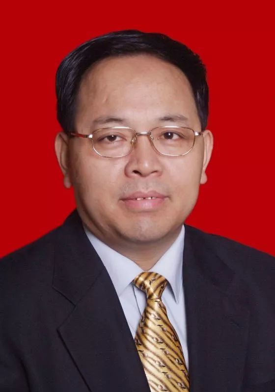 今天,西安市经开区党工委副书记苏俊良为大家诵读党的十九大报告和