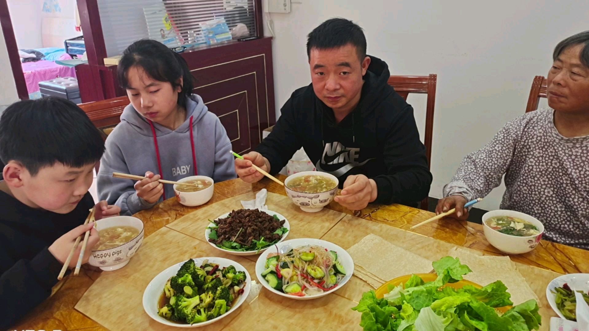 女儿今天开学啦!良好买了98元羊肘子,煎饼卷孜然羊肉,太香了