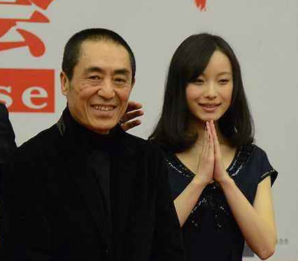 这是张艺谋和倪妮的合照,《金陵十三钗》张艺谋是导演,倪妮出演,这一
