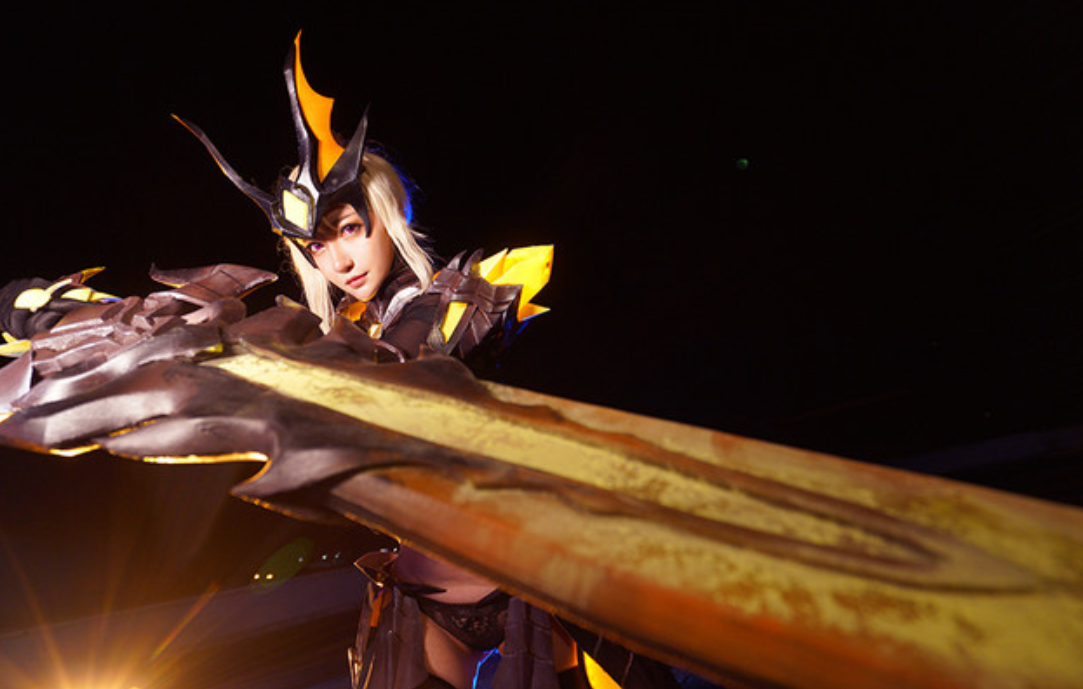 《王者荣耀》猎龙者花木兰cos:所有名字里有龙的生物,都要诛杀