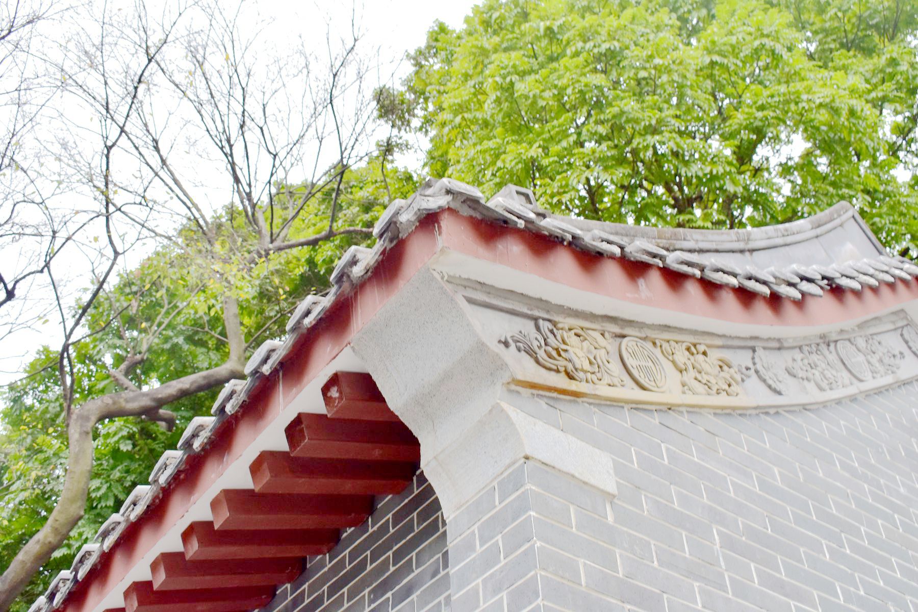 书院外部青砖青瓦清水墙,保留了老建筑的风味,格外清新明快