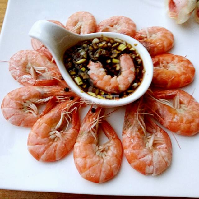 姜汁大虾,简单的大虾蘸着调好的姜汁,吃着超级美味