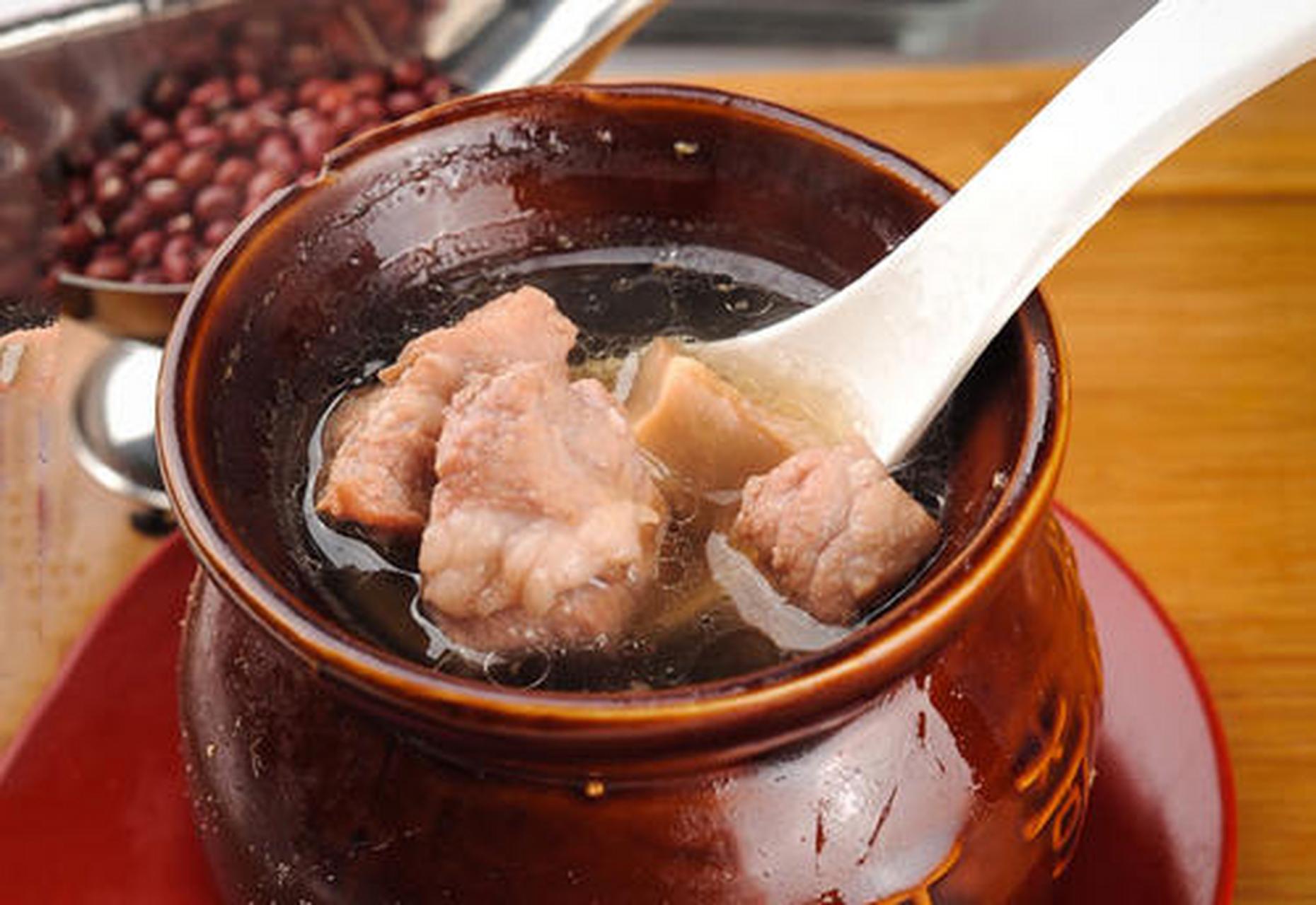 瓦罐汤,完全采用民间传统煨汤方法,以瓦罐为器,精配食物加以天然矿泉