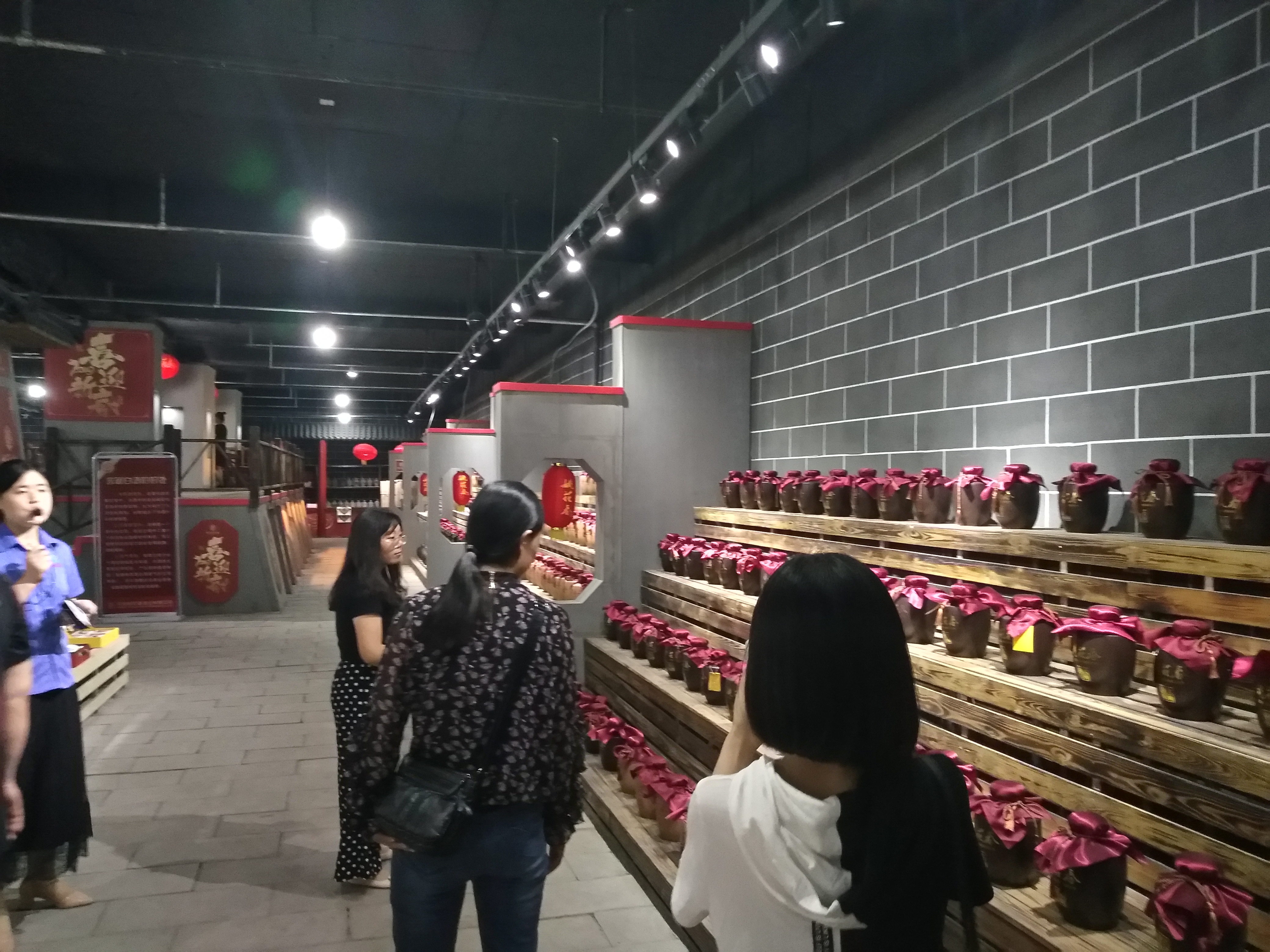 姚花春酒厂地下酒窖