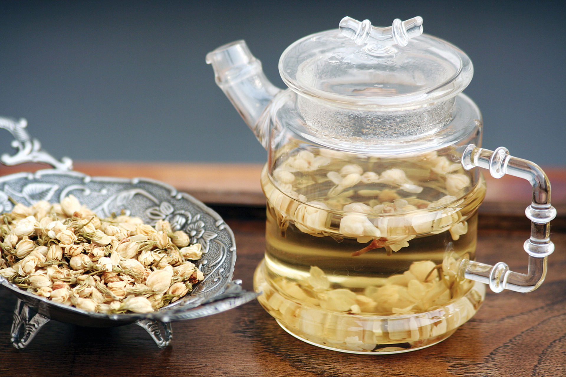 今天我给大家说一个简单的方法,在家里煮水喝,也能够逼走牛皮癣,还不