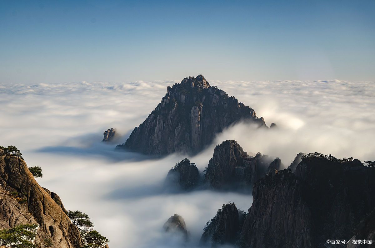 高耸入云的山峰图片