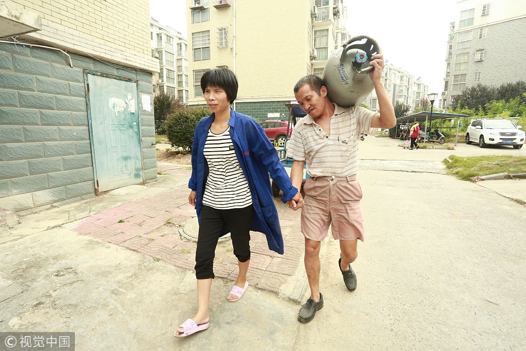 江西九江夫妻俩"共用"一只眼 扛煤气罐撑起一个家