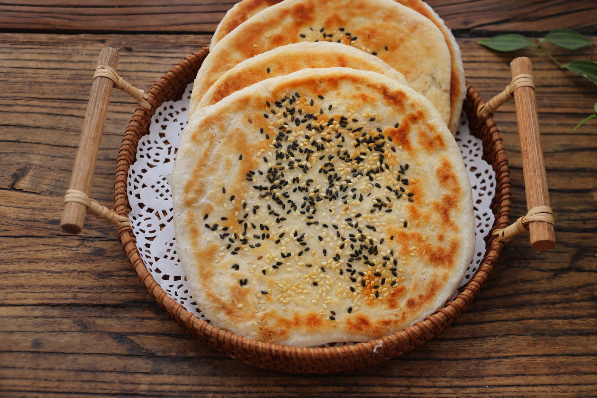 天冷了,多给家人做这种芝麻面饼,养胃健脾易消化,一出锅吃4个