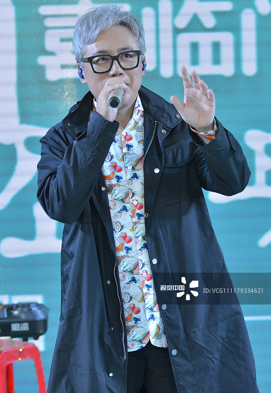 51岁张宇满头白发尽显老态 曾因无限期停工引粉丝心疼