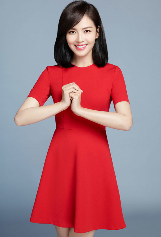 穿着红色裙子的刘涛也是感觉特别喜庆呀