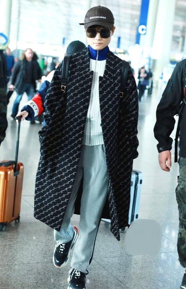 李宇春就是任性,1米75的她完美驾驭超长羽绒服