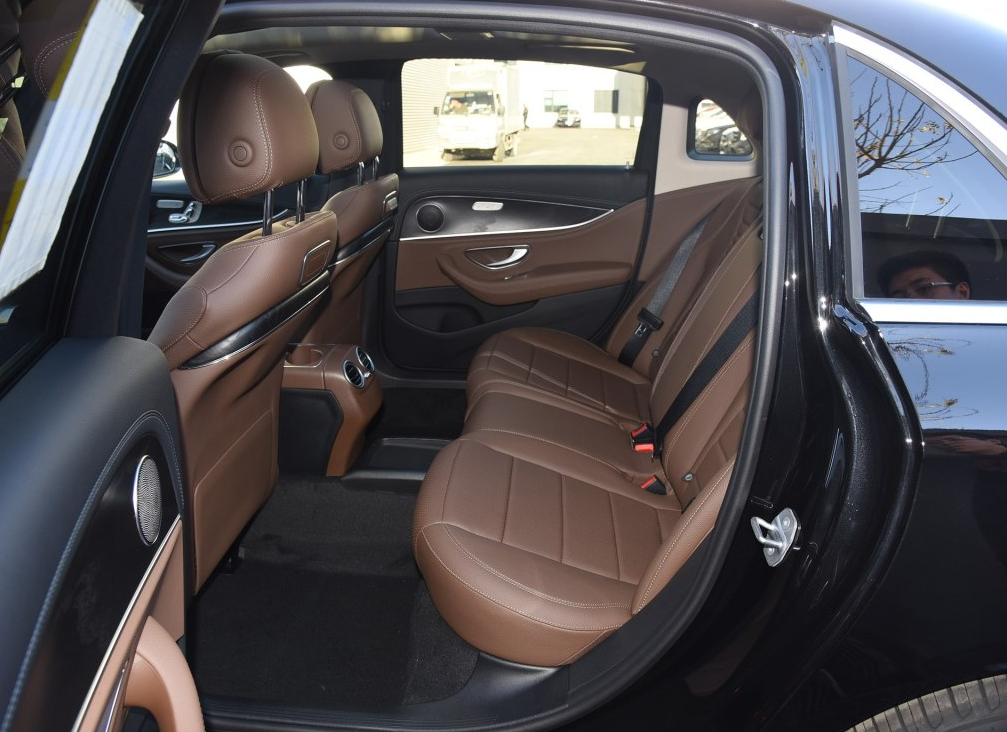 奔驰e级,炫酷漂亮的外观,颇受年轻人欢迎