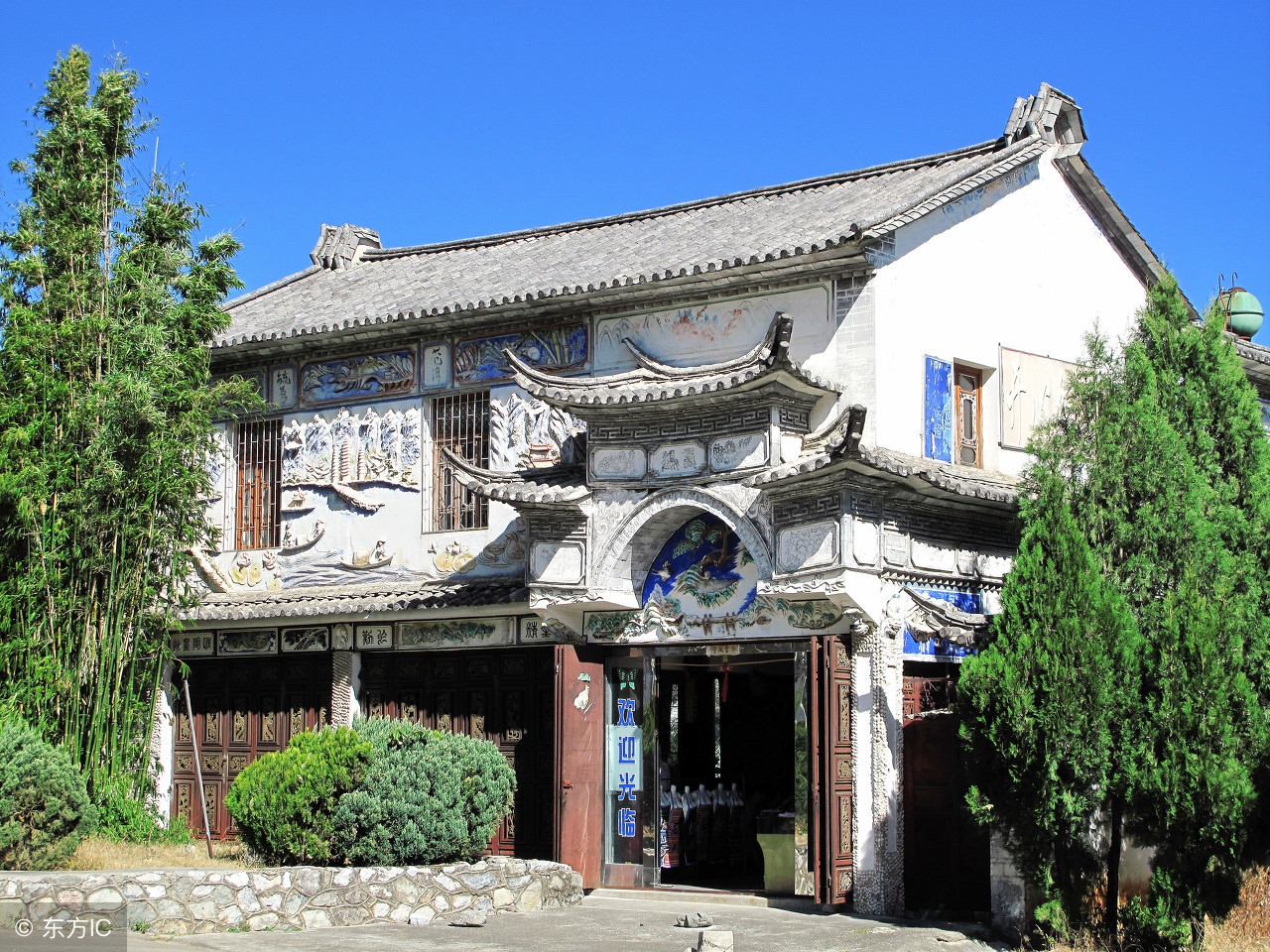 大理喜州,海东一带有的民居建筑还有泥塑,造塑多为龙凤,古瓶,花卉.