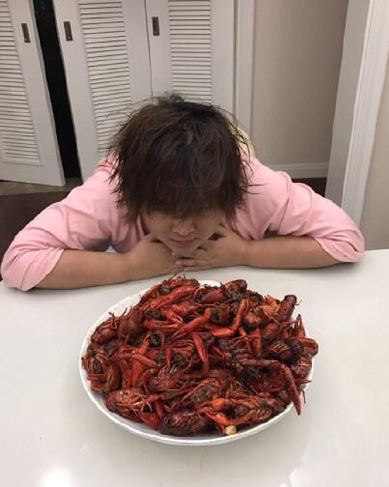 明星吃小龙虾,贾玲满脸愁容,陈乔恩霸气,最后一个太浪费了!