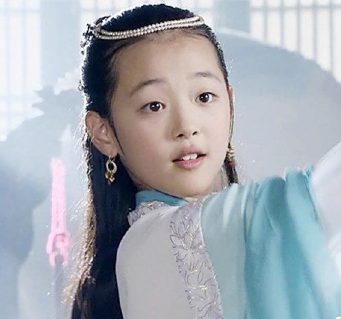 韩国"女司机"崔雪莉的童年照,明媚有灵气,不输刘亦菲!