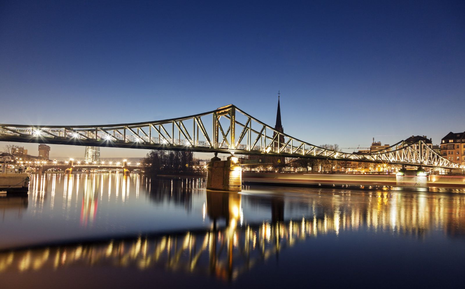 法兰克福铁桥是欧洲第一座吊桥,也是一座步行桥,桥上有很多情人锁,从