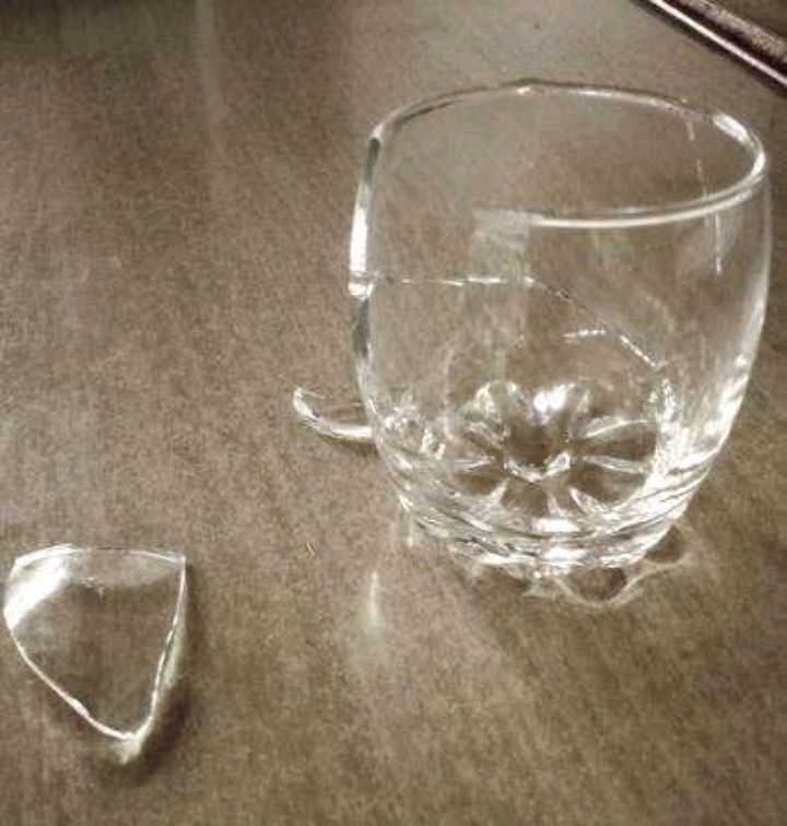 杯子碎了的照片 伤感图片