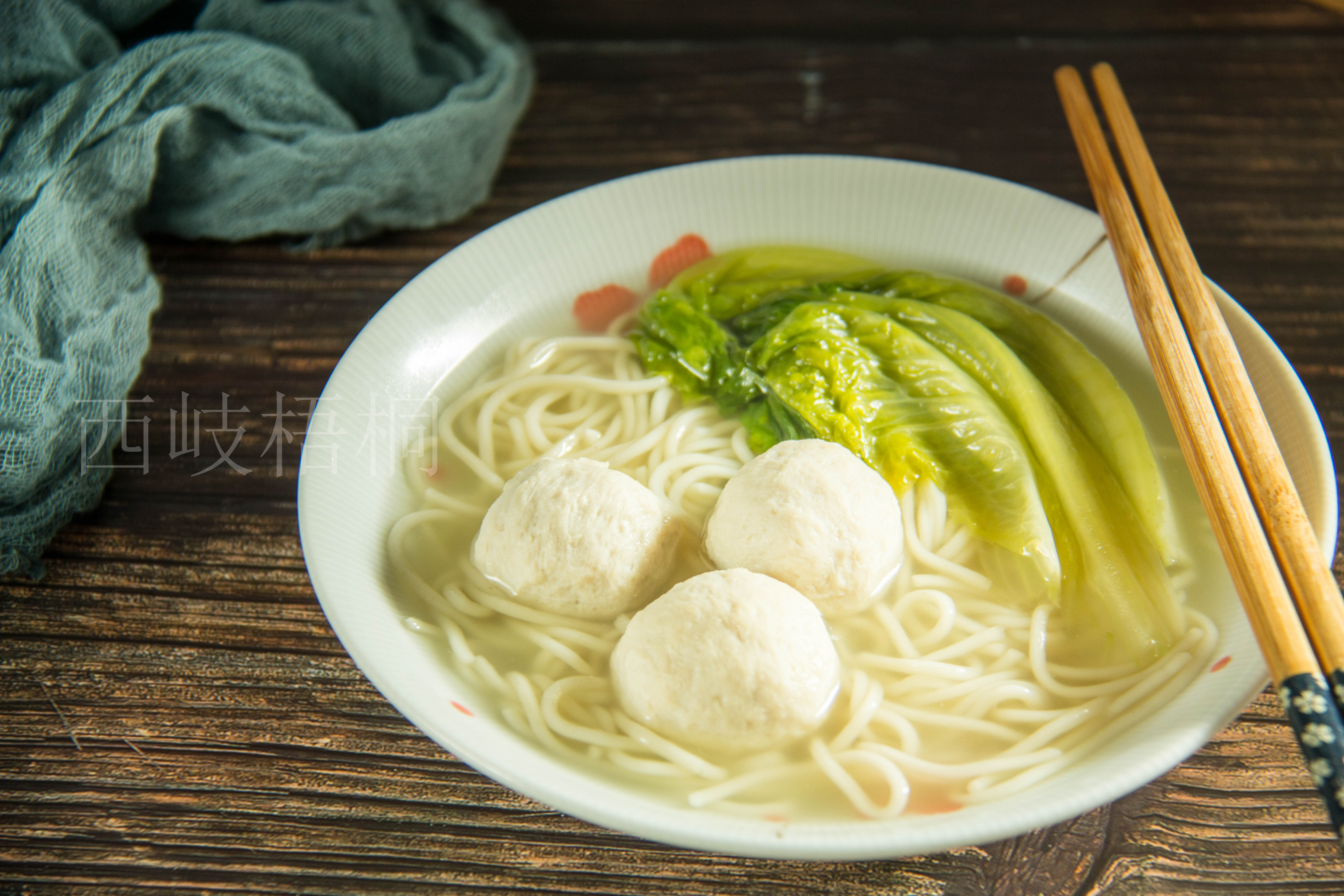 寒冷深秋吃一碗热汤面,简单三步暖心暖身美食,潮汕肉丸q弹美味
