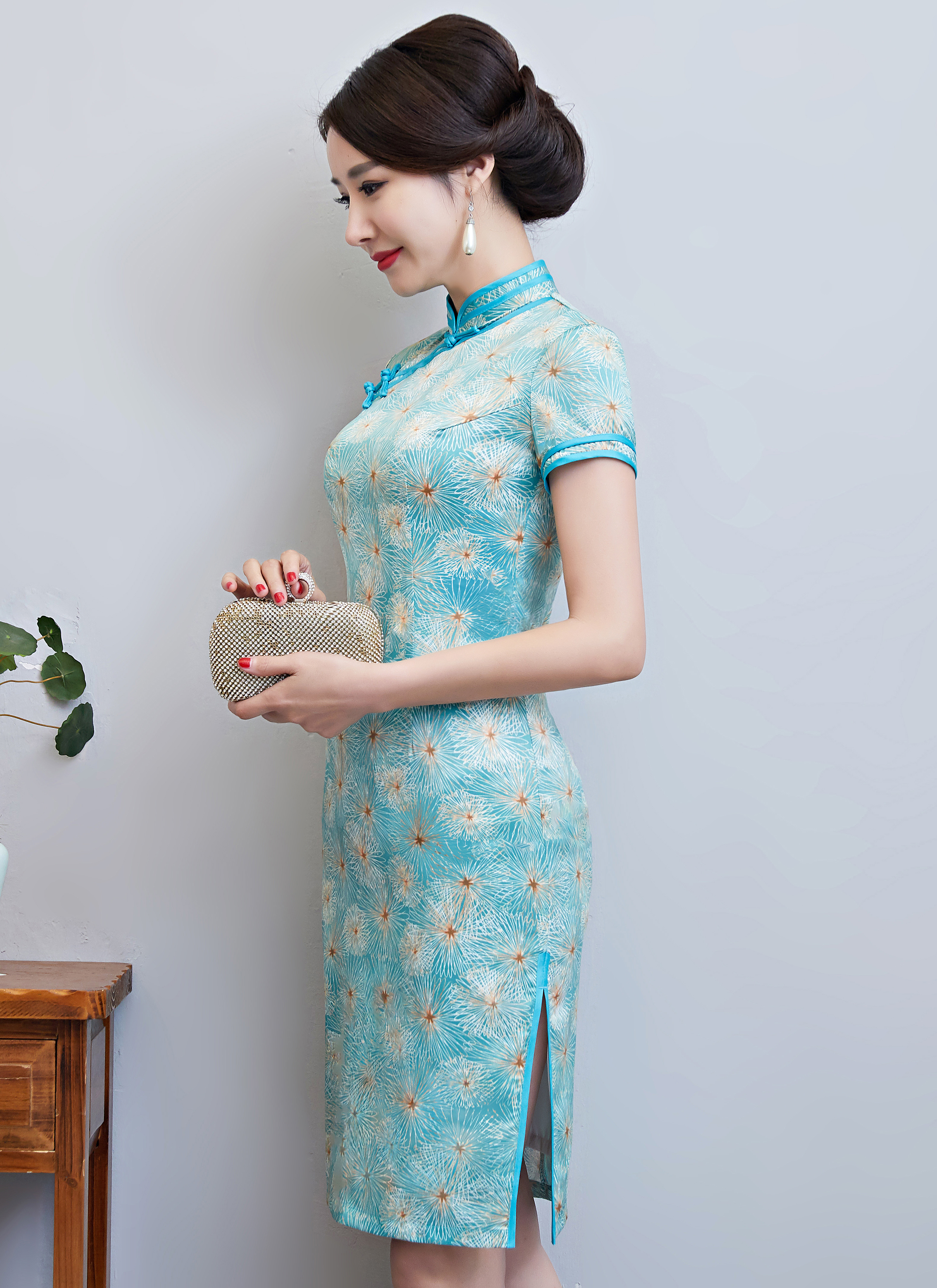 水蓝色中长款旗袍裙,面料轻薄凉爽,尽显婀娜多姿迷人身材