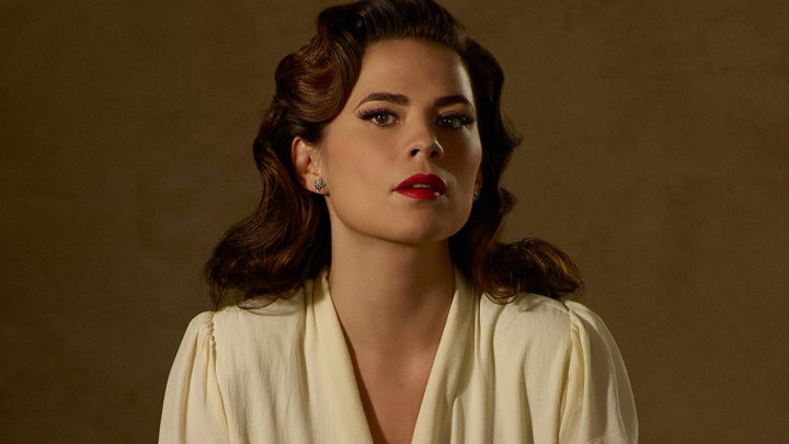 在电影中与哥哥快银在参与九头蛇的实验中被洛基权杖