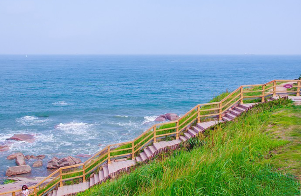 青岛海滨木栈道图片