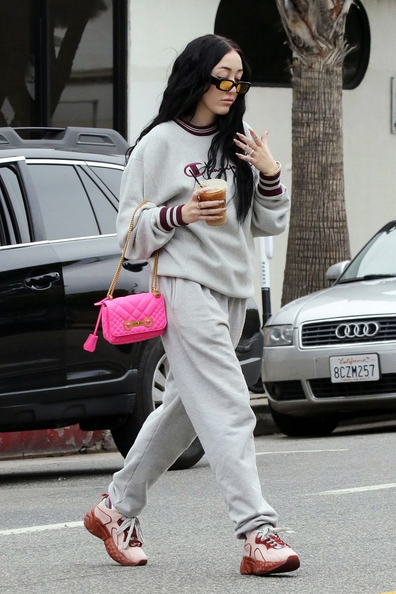 诺雅·塞勒斯街拍:champion运动装acne老爹鞋 versace芭比粉包袋嘻哈