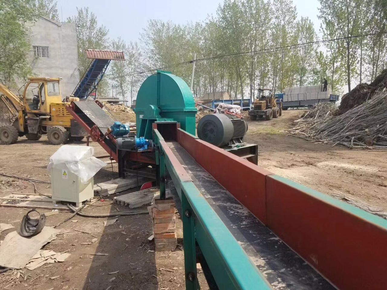 都是利用了木头先切片再粉碎的原理,这样容易将木头加工成锯末,希望