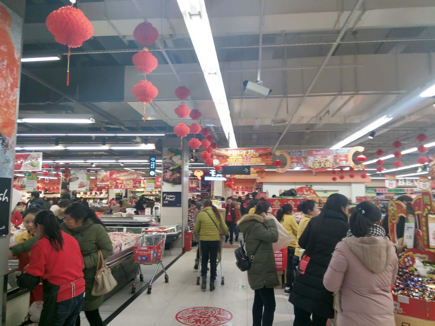 腊月二十一,离过年又近了,超市里人山人海,纷纷在购置年货