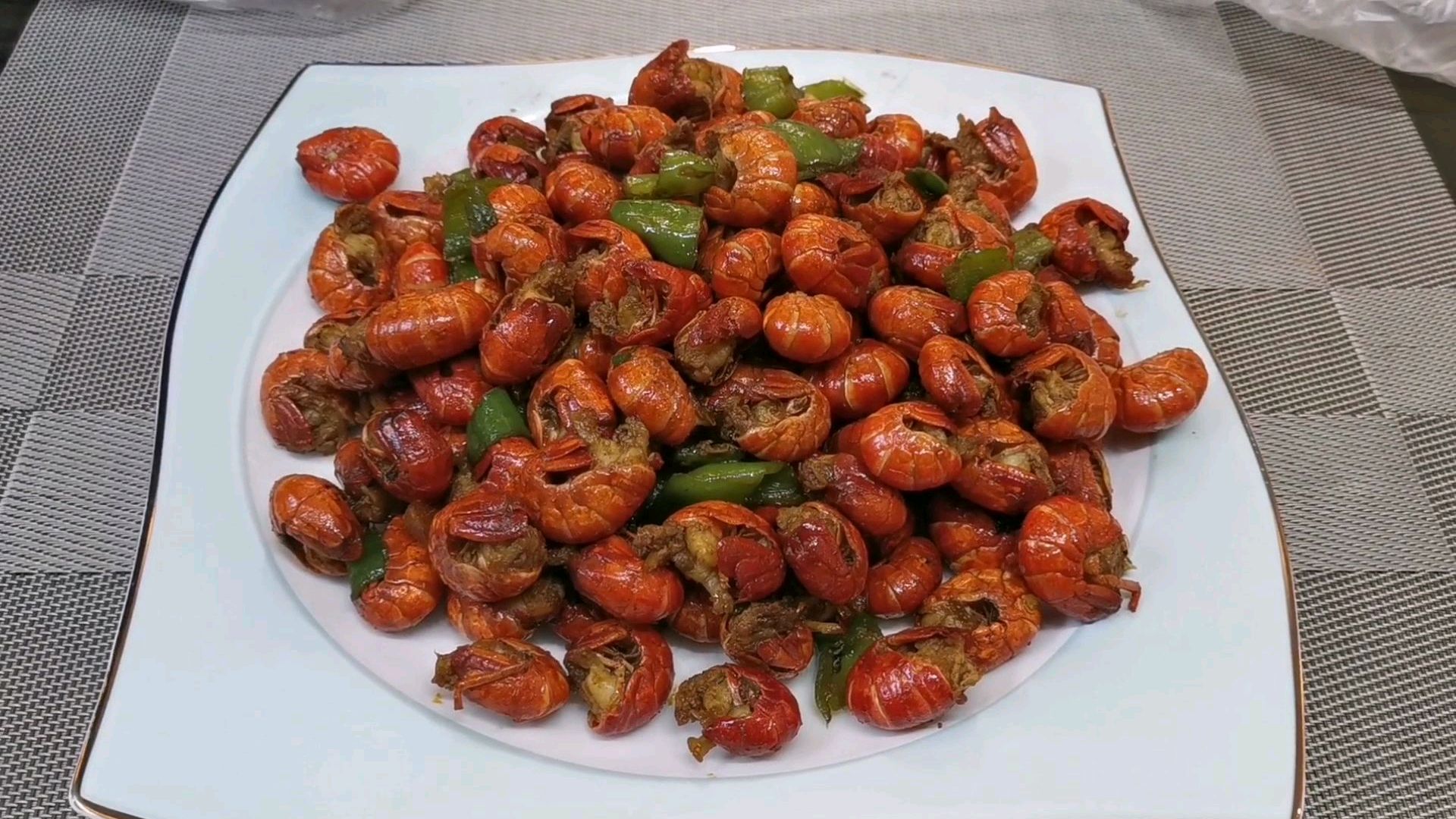 120买3斤龙虾尾,做一盘“十三香小龙虾”虾肉鲜嫩,香味十足