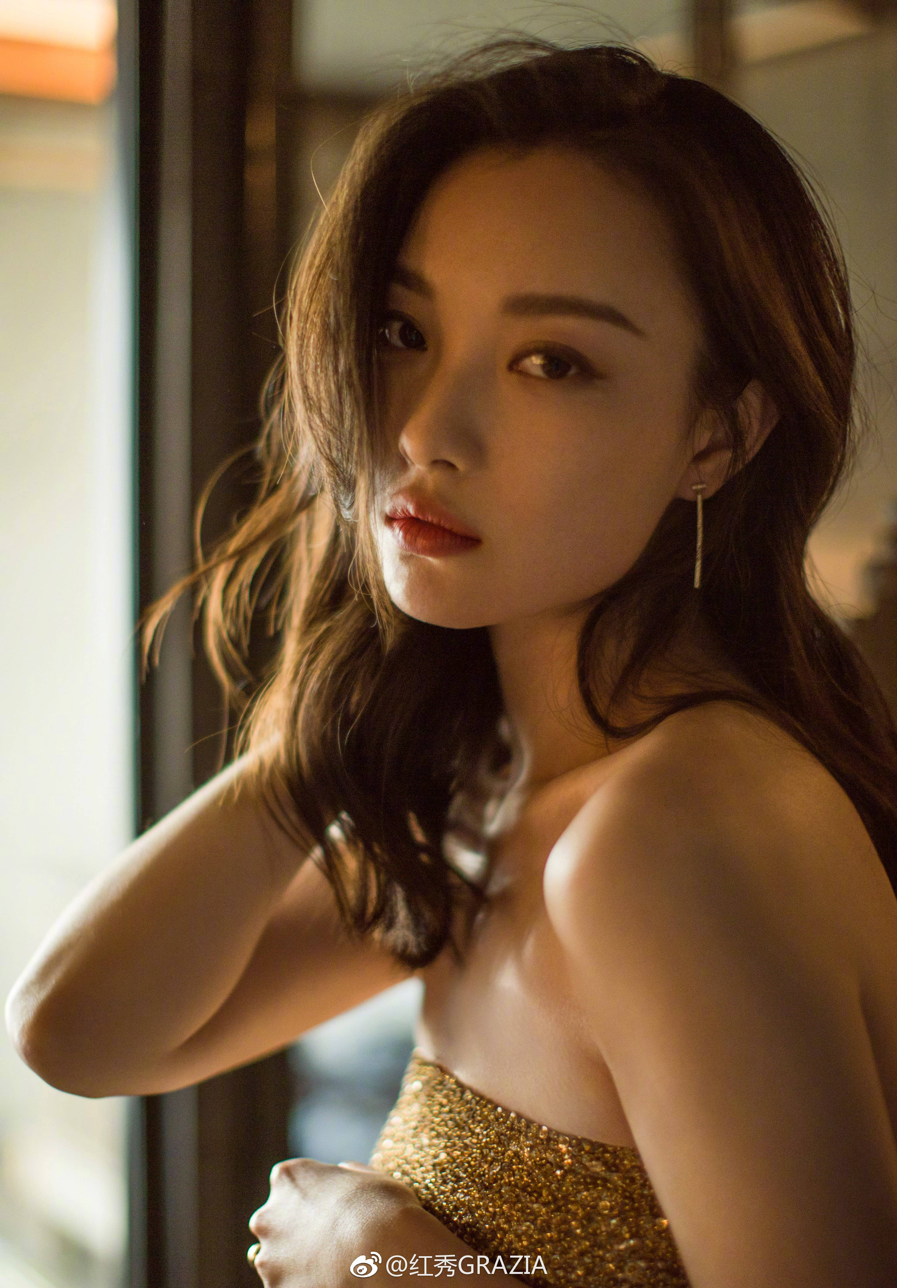 倪妮出席品牌活动,身穿金色一字领长裙,风情万种