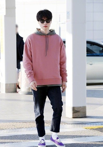 韩国男神李栋旭现身机场,素颜照却被吐槽开始"姨化"