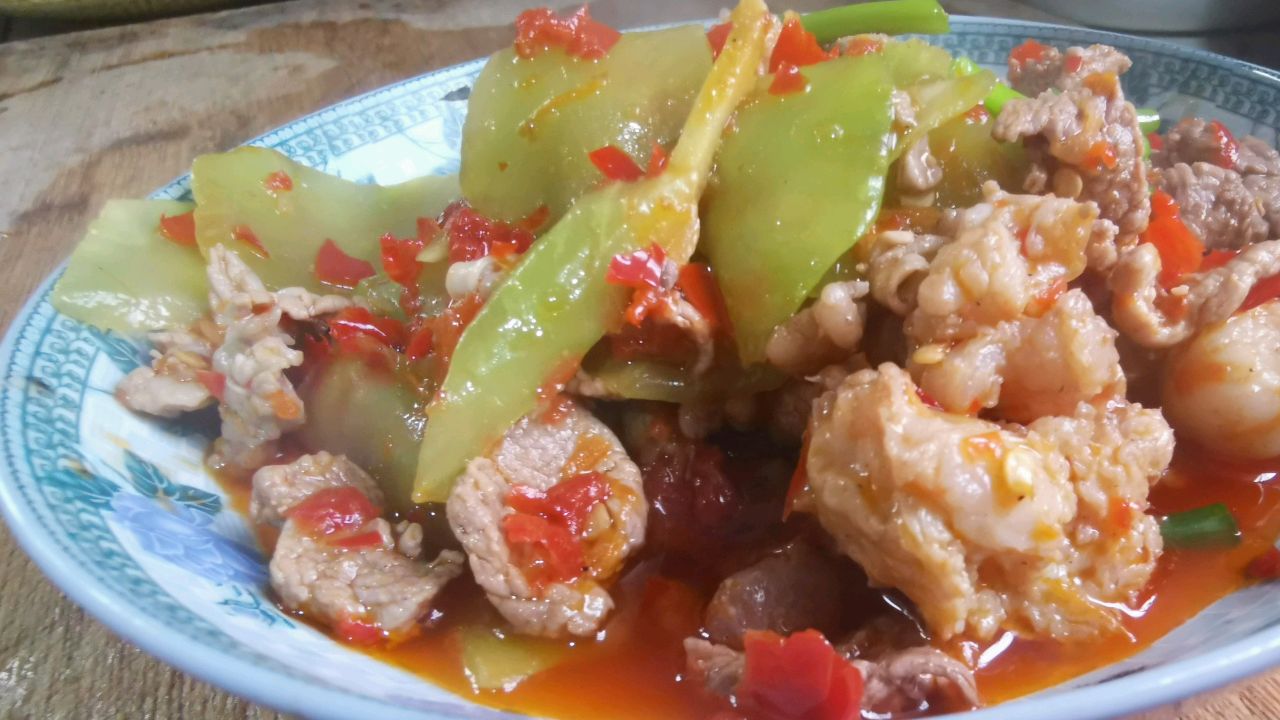 家常美食,莴笋炒肉片,酸辣爽口,减腻开胃