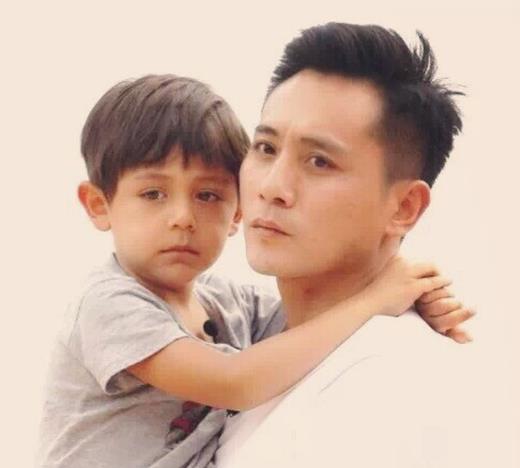 刘烨的女儿刘霓娜长开了,自带嘟嘟唇和妆容感,被评真人芭比娃娃