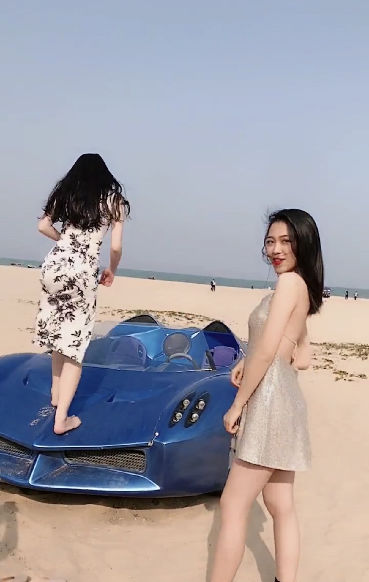 蓝色敞篷帕加尼现厦门沙滩,两美女争相上车拍照,网友