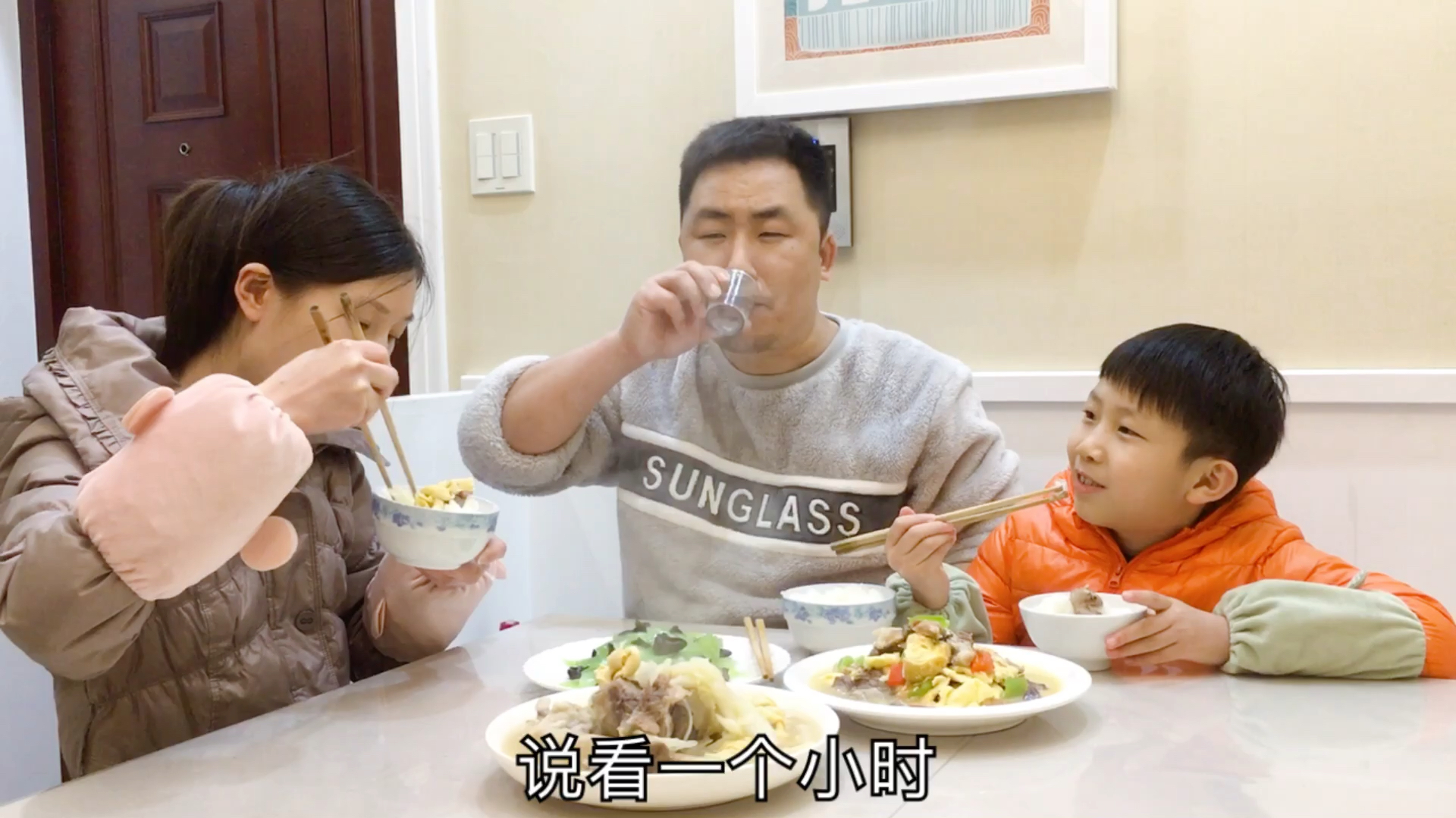 53买来1根大骨头,加2个鹅蛋,做拆骨肉,一盘清炒莴笋,喝2两酒