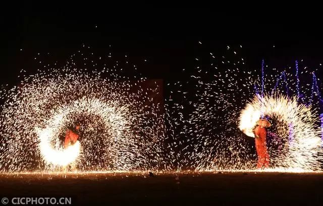 新华社点赞!特色烟火绝技表演,焦作这个地方"铁花火雨"火了
